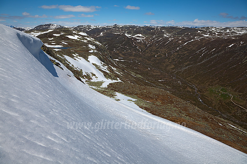 På vei ned fra Skutshorn mot Sanddalen i Vang.