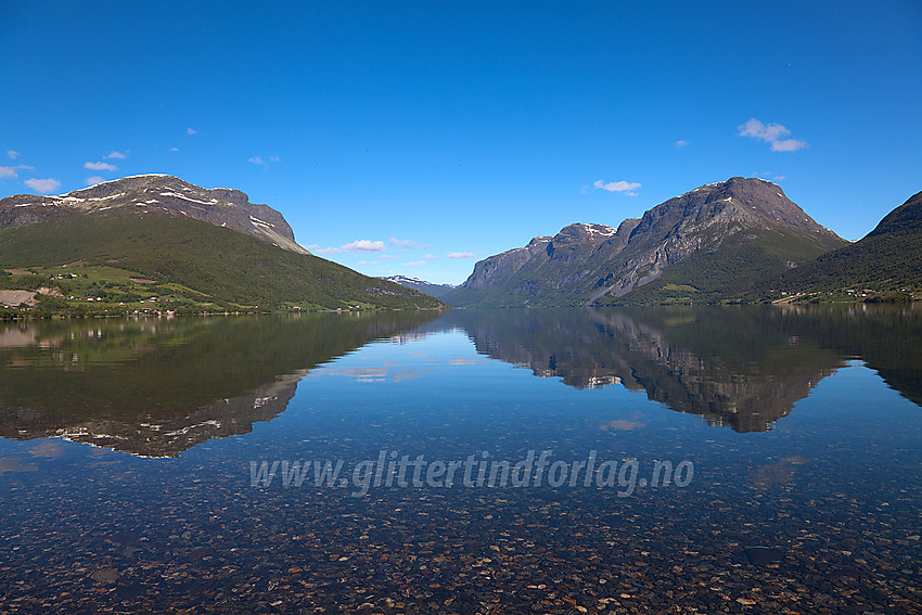 En flott sommermorgen ved Vangsmjøse med deler av Bergsfjellet til venstre og Skutshorn i fremste rekke til høyre.