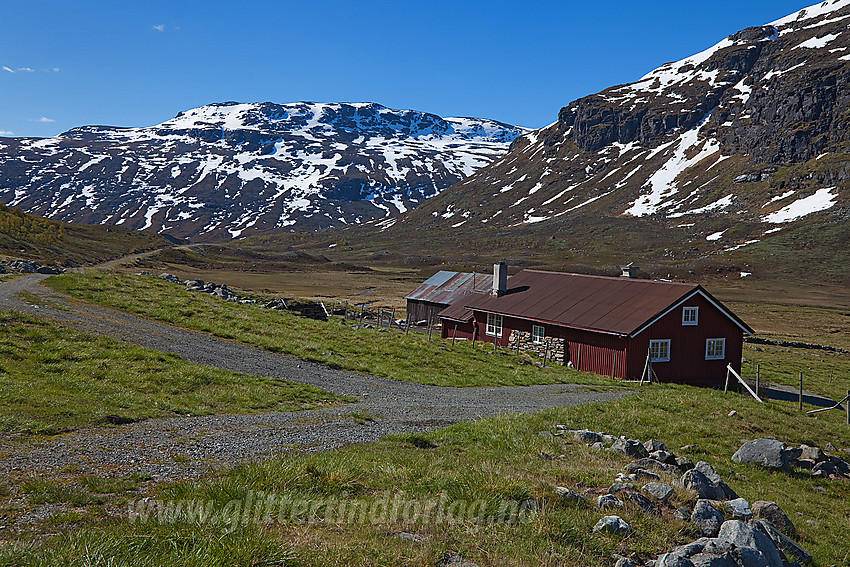 Ved utgangspunktet for merket tursti til Skjøld, like ved Storstølen som ses på bildet. I bakgrunnen ruver Øyre (1674 moh).