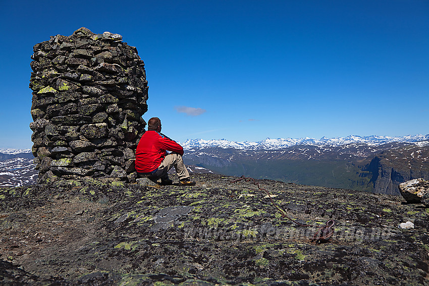 På Skjøld (1577 moh) i Vang med flott utsikt nordover mot Jotunheimen.