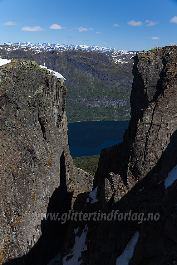 Mektig juv, stup og avgrunner like nord-nordvest for Bergsfjellet. Dette er trolig det råeste stupet i hele Valdres. Og når man går frem på kanten ser man i tillegg de to gigantiske steinbautaene som står under fjellveggen.