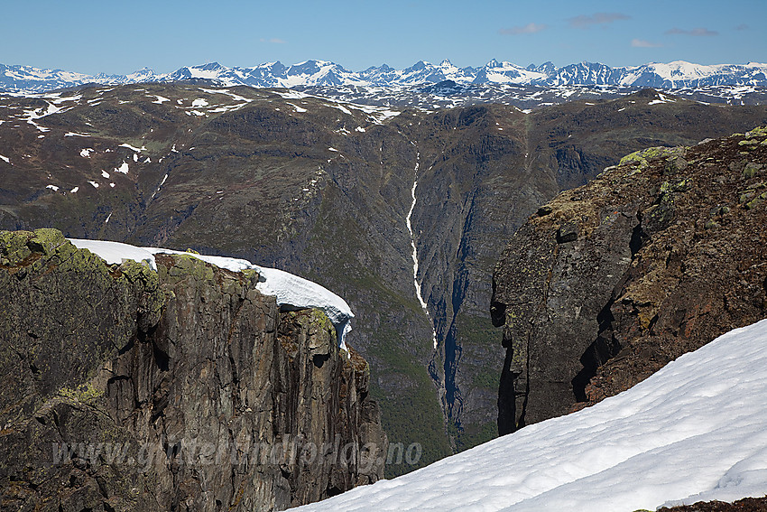 Like nord-nordvest for toppen på Bergsfjellet ved det enorme stupet ut mot Vangsmjøse. I bakgrunnen Skyrifjellet og Jotunheimen.