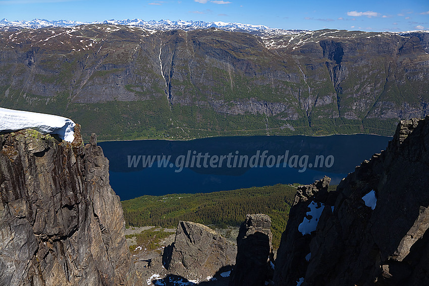 Fra Bergsfjellet mot Vangsmjøse, Skyrifjellet og Jotunheimen. Nederst på bildet ses to enorme steinbautaer som står nedenfor veggen.