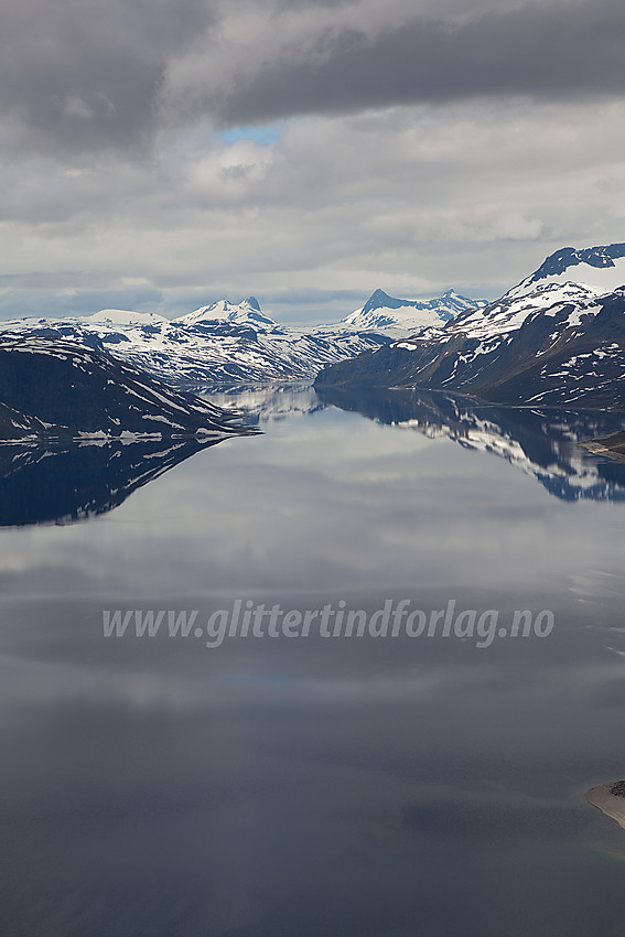 Fra Mefjellet vestover Bygdin mot Hjelledalstinden, Falketind og Stølsnostinden.