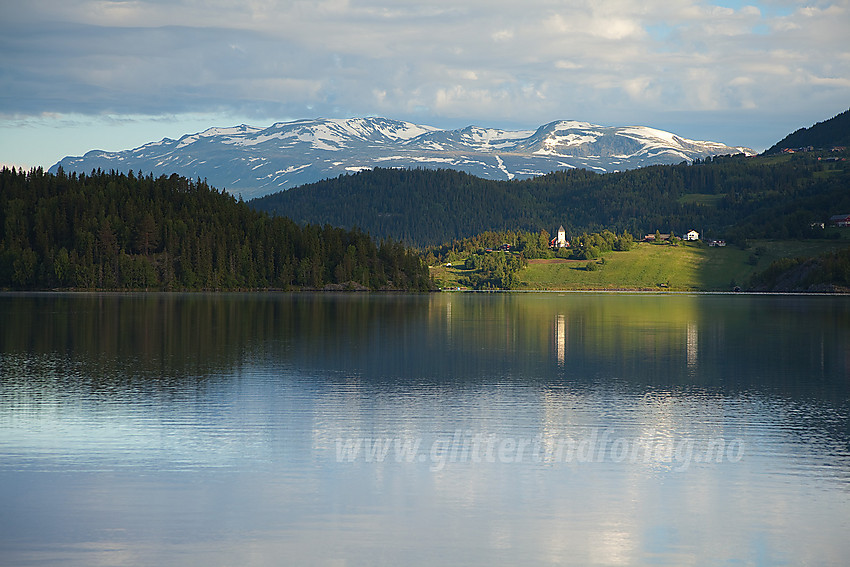 Padling på Slidrefjorden, her med Lomen og Vennisfjellet i bakgrunnen.