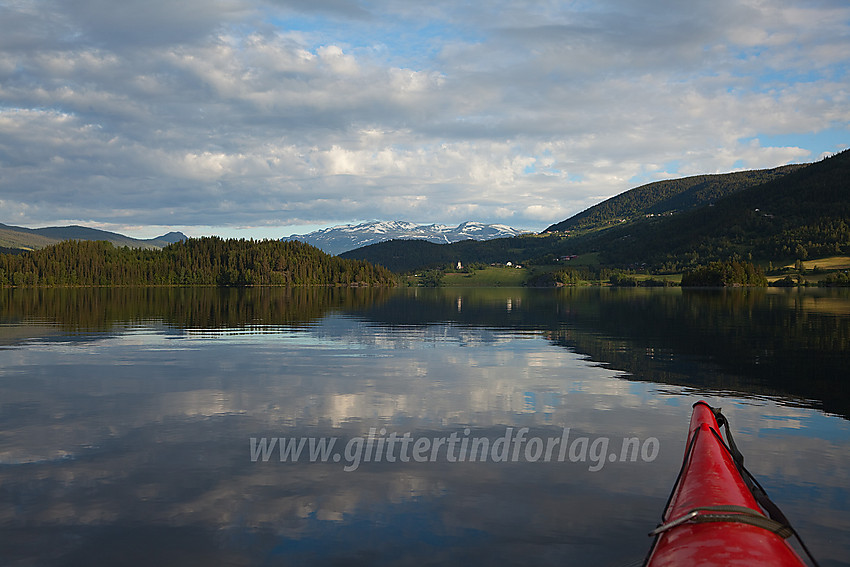 Padling på Slidrefjorden, her med Lomen og Vennisfjellet i bakgrunnen.