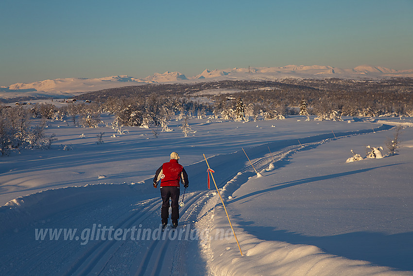 I løypenettet på Vaset, ikke langt fra Syni, med utsikt i retning Ålfjell og Jotunheimen.