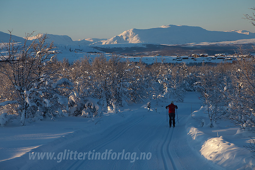 På vei ned mot Gomobu som ses i bakgrunnen. Fjellene i det fjerne er bl.a. Nøsakampen og Gilafjellet.