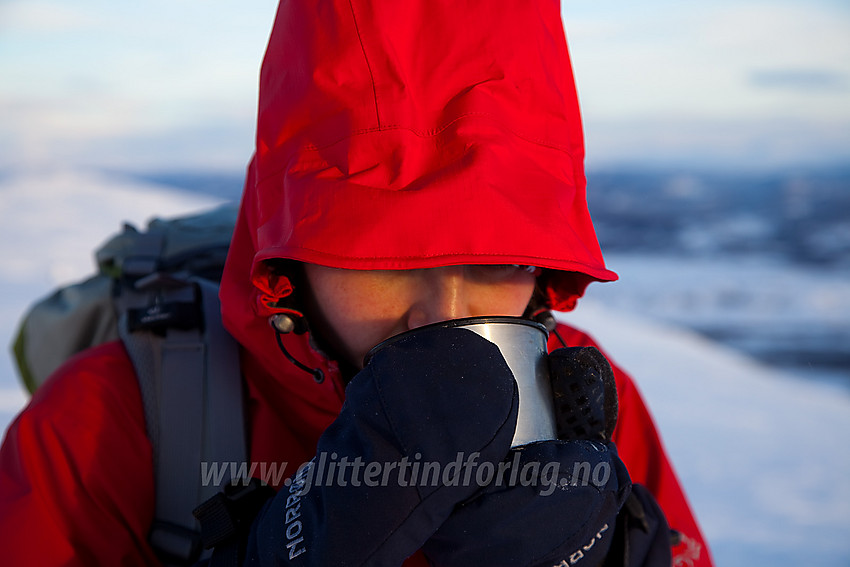 Drikkepause på toppen av Grønsennknipa en januardag.