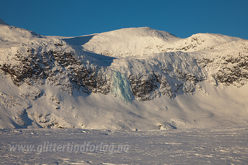 Frosset foss danner en flott isvegg innerst i Mugnebotten.