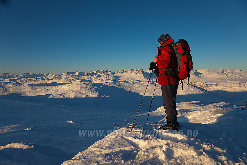 Utsikt fra Mugnetinden i retning Jotunheimen med Gjendealpene.