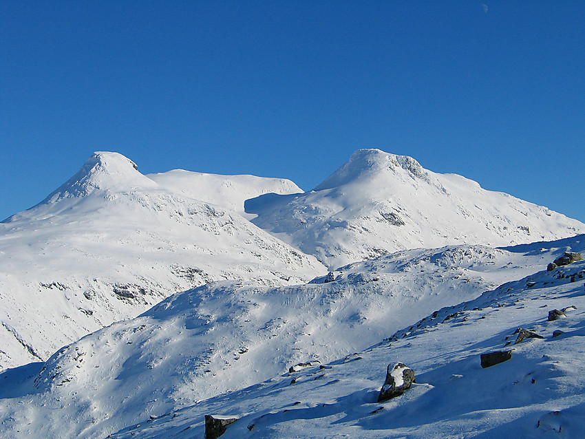 Utsikt fra nedre del av Dyrhaugsryggen mot Steindalsnosi og Fannaråken en gnistrende februardag.