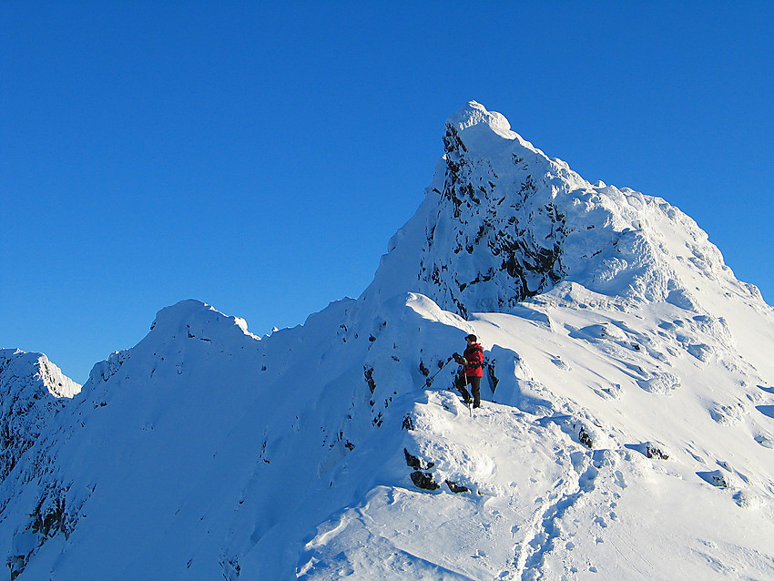 På ryggen like nord for Store Dyrhaugstinden (2147 moh.) med toppen like bakenfor. Lenger bak på ryggen ses de to Midtre Dyrhaugstindane.