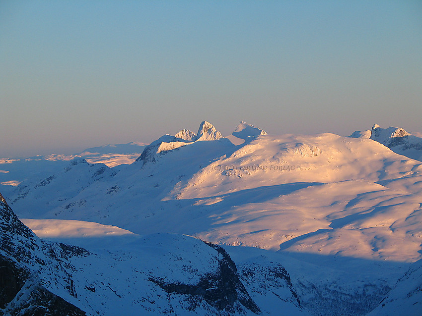 Utsikt fra Dyrhaugsryggen ved solnedgang en flott februarkveld med utsikt mot Stølsnostinden, Falketind og Hjelledalstind.