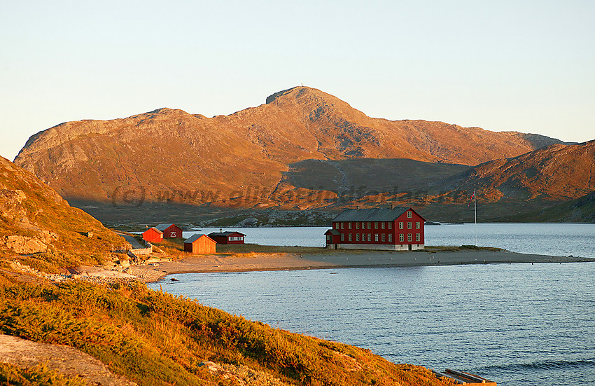 Kveldsstemning ved Bygdissundet mot Bitihorn (1607 moh.) og det gamle turisthotellet Bygdisheim.