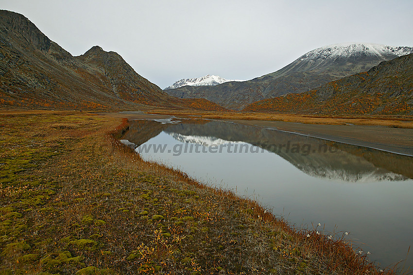 I nedre del av Leirungsdalen, et parti der Leirungsåe flyter nesten helt stille før den renner uti Nedre Leirungen. I bakgrunnen Veslløyfttinden og Besshøe med Surtningssumassivet helt bakerst.