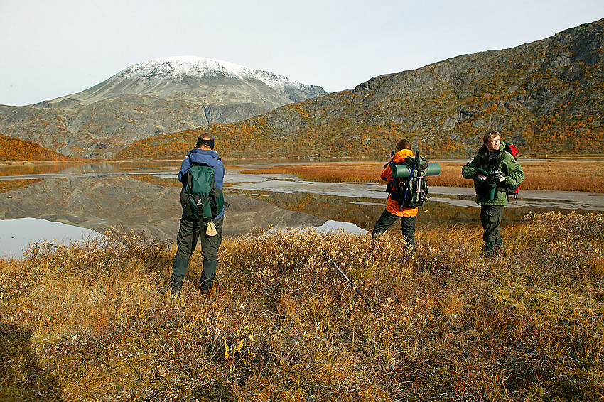 Flotte høstfarger i nedre del av Leirungsdalen frister til fotografering. Her like ved Nedre Leirungen mot Besshøe som speiler seg i det blikkstille vannet.