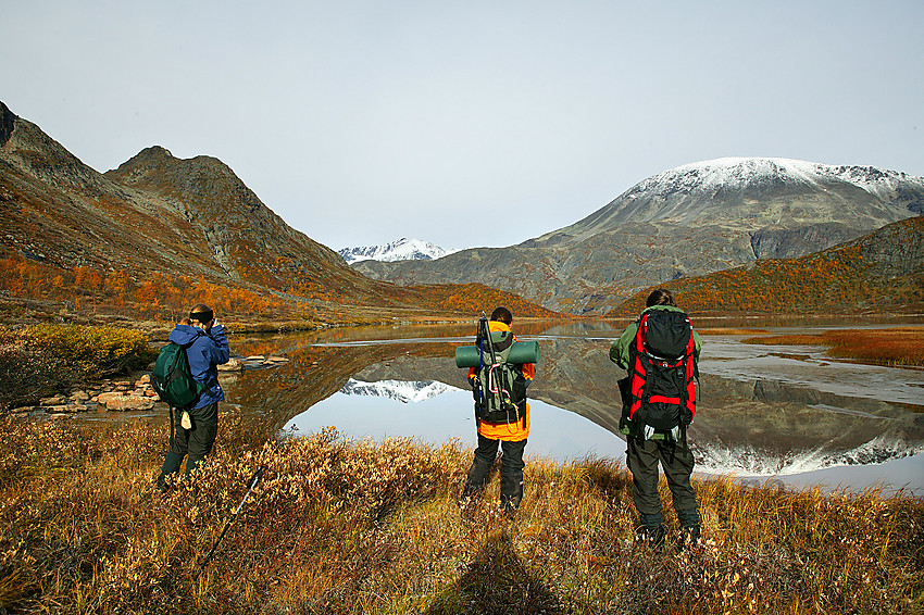 Fotografering ved Nedre Leirungen i Leirungsdalen med et blikkstille vann der Besshøe speiler seg.