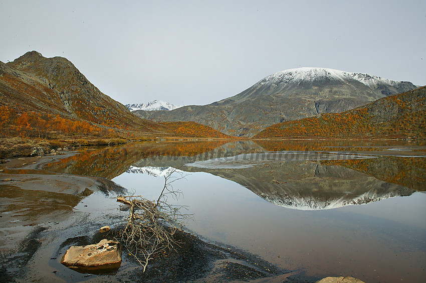 Høststemning i nedre del av Leirungsdalen med et blikkstille Nedre Leirungen. Besshøe (2258 moh.) speiler seg og til venstre ses Veslløyfttinden godt.