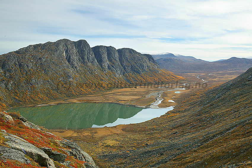 Under oppstigningen mot Veslløyfttinden fra Leirungsdalen har man flott utsyn mot Nedre Leirungsdalen,Knutshøe og helt bort til Heimdalshøe i det fjerne.