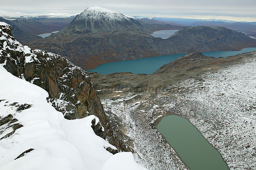 Utsikt fra Eggen nord til nordøstover mot Besshøe, Besseggen, Veslfjellet, Bessvatnet og Gjende - for å nevne noe.