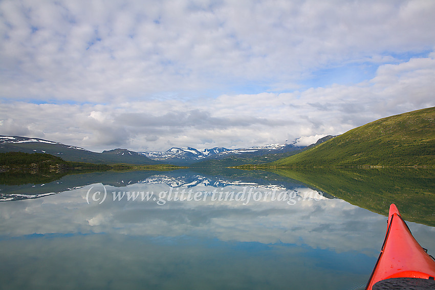 Padletur på et blikkstille Øvre Sjodalsvatnet.