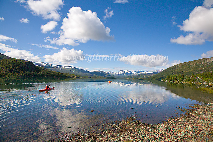 Padling på Øvre Sjodalsvatnet med Rasletinden og Munken i det fjerne.