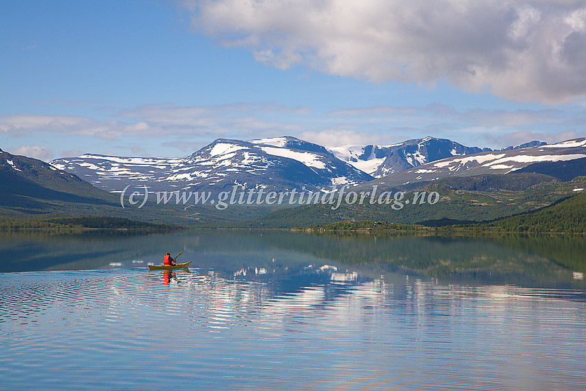 Padling på Øvre Sjodalsvatnet med bl.a. Rasletinden (2105 moh.) og Munken (2105 moh.) i bakgrunnen.