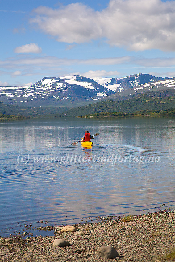 Padling på Øvre Sjodalsvatnet med bl.a. Rasletinden og Munken i bakgrunnen.