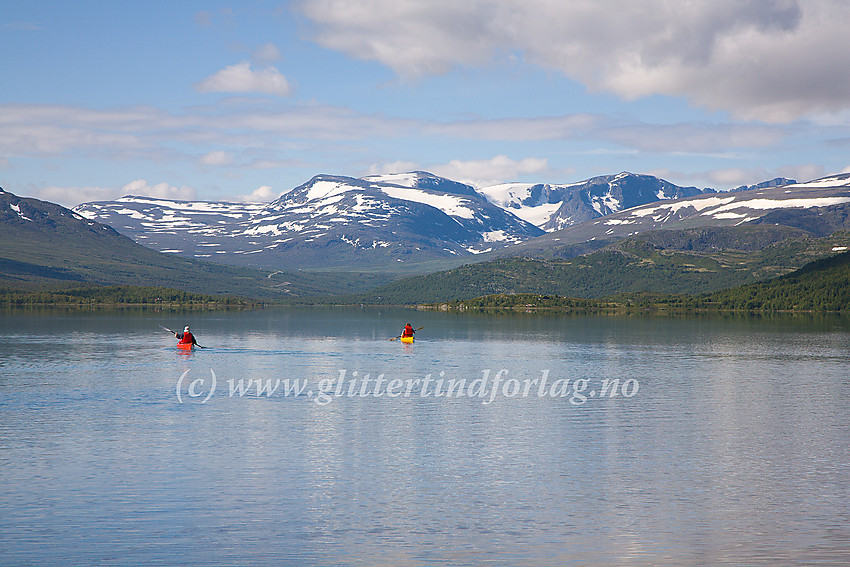 Padling på Øvre Sjodalsvatnet med bl.a. Rasletinden og Munken i bakgrunnen.