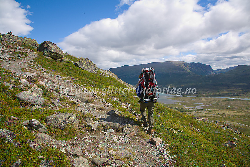 Fjellvandring på merket sti fra Gjendesheim like ovenfor Gjendehalsen på vei mot Besstrondfjellet, Russvatnet og Glitterheim. I bakgrunnen til høyre Sikkilsdalshøe (1778 moh.)