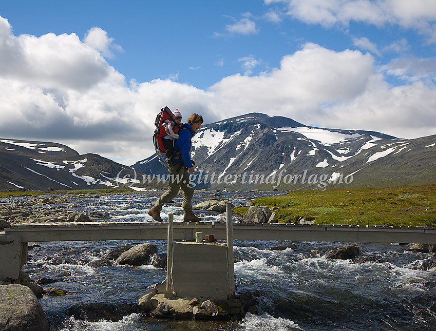 Bro over Bessa krysses på stien mellom Gjendesheim og Glitterheim. I bakgrunnen Besshøe (2258 moh.)