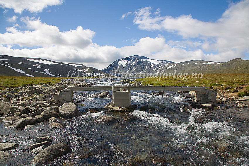 Bro over Bessa ved utløpet fra Bessvatnet. I bakgrunnen Besshøe (2258 moh.)