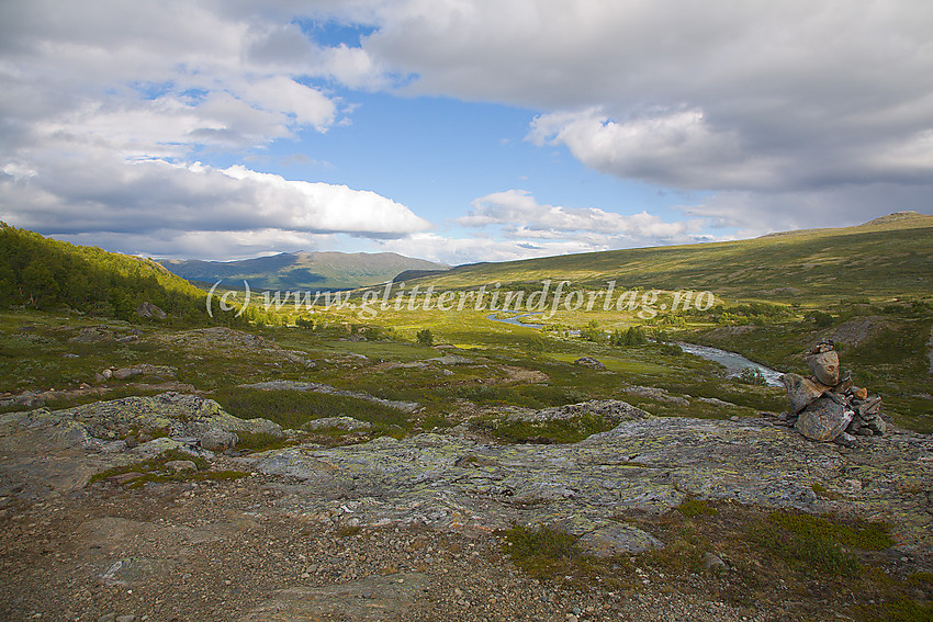 Utsikt nedover Russdalen med bl.a. Dyrtjønnhøe (1687 moh.) i det fjerne. Russa til høyre i bildet.