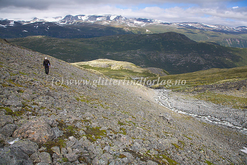 Under oppstigningen fra Ytterdalssætre i Leirdalen til Heimre Illåbrean. Rett nedenfor Kleivberget og litt lenger bak Geithøe (1306 moh.). Hesbtreapiggane lengst i bakgrunnen.