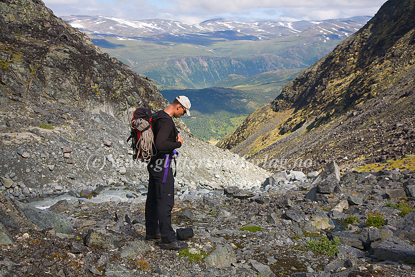 I skaret like nedenfor Heimre Illåbrean med utsikt i nordlig retning mot Leir- og Bøverdalen. I det fjerne fra venstre: Hesthøe (2021 moh.), Moldulhøe (2044 moh.) og Storivilen (2068 moh.).