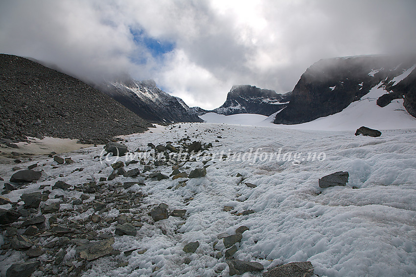 På Heimre Illåbreatinden med bl.a. Heimre Illåbreatinden, Skardastinden og Dumhøe som omkranser breen.