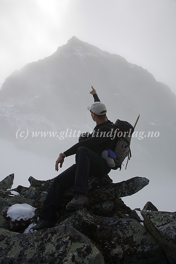 På ryggen mellom Søre og Nørdre Heimre Illåbreatinden med en lett tilslørt og mystisk Skardstinden (2373 moh.).