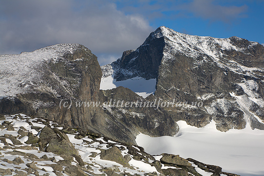 Utsikt fra Storgrovhøeplatået i øst til sørøstlig retning mot Vesle Galdhøpiggen (2369 moh.), Portpiggen (ca. 2250 moh.) og Galdhøpiggen (2469 moh.)