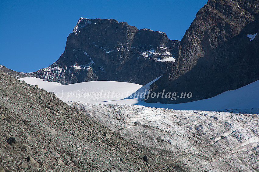 Heimre Illåbrean med en del av sidemorenen i forgrunnen og den mektige nordveggen på Skardstinden (2373 moh.) i bakgrunnen.