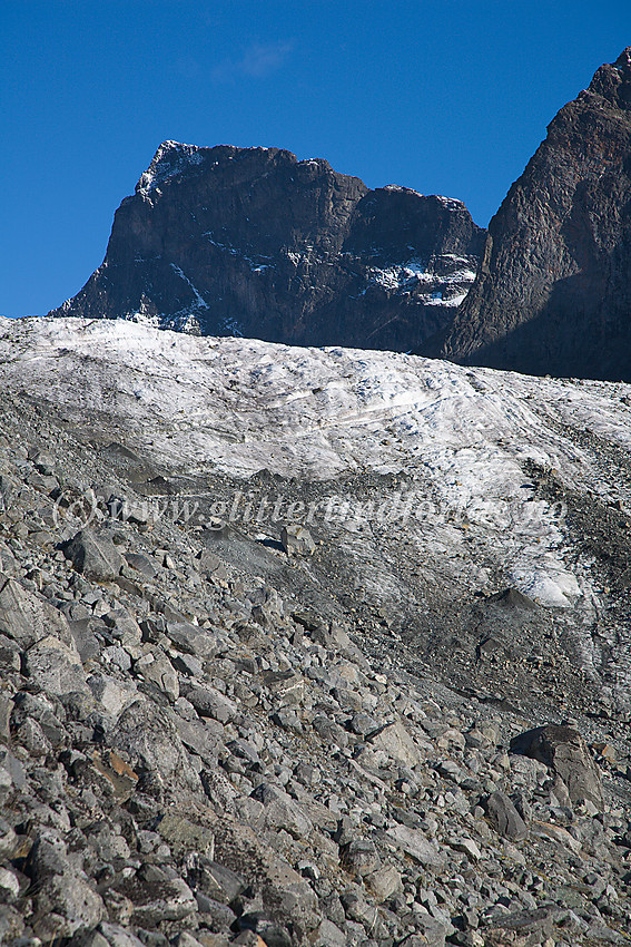 Fronten på Heimre Illåbrean med den mektige nordveggen på Skardstinden (2373 moh.) i bakgrunnen.