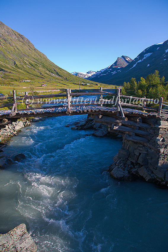 Sommerkveld i Leirdalen ved broa over Leira like ved Ytterdalssætre.