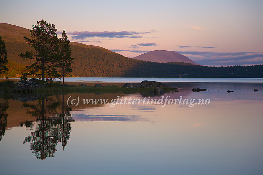 Sommerkveld i nordenden av Lemonsjøen med Heidalsmuen (1745 moh.) i bakgrunnen.