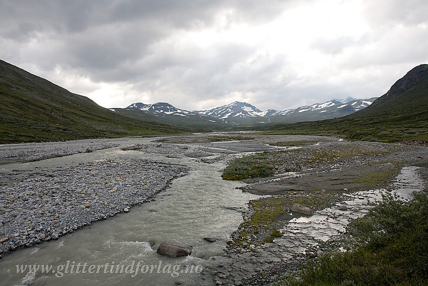 Ved stien mot Surtningssue gjennom Memurudalen med breelva Muru sentralt i bildet. I bakgrunnen dominerer Storådalshøe (1888 moh.).