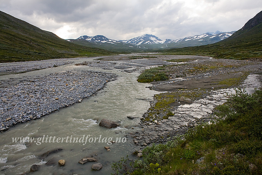 Ved stien mot Surtningssue gjennom Memurudalen med breelva Muru sentralt i bildet. I bakgrunnen dominerer Storådalshøe (1888 moh.).