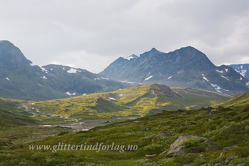 På stien gjennom Memurudalen mot Surtningssue med de vestre Memurutindane som hovedblikkfang.