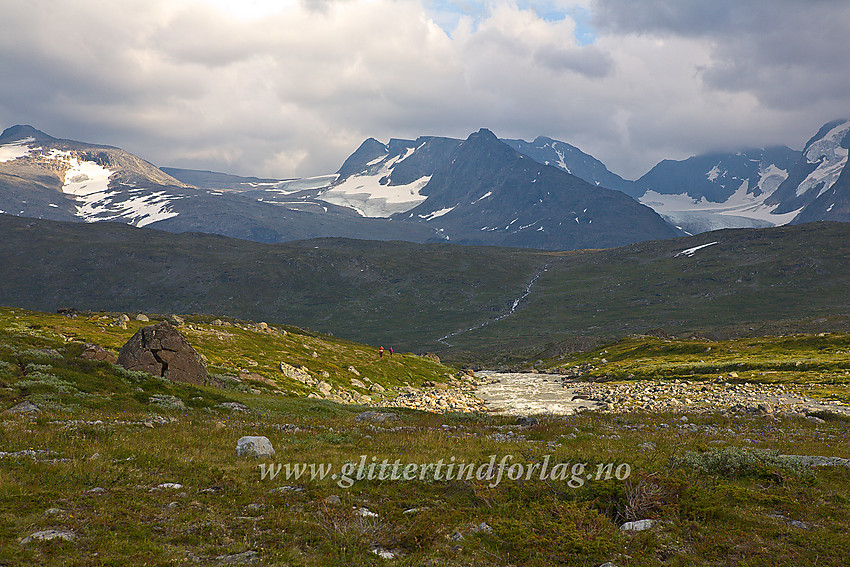 Ved stien mot Surtningssue gjennom Memurudalen med Skarvflytindane sentralt i bakgrunnen.