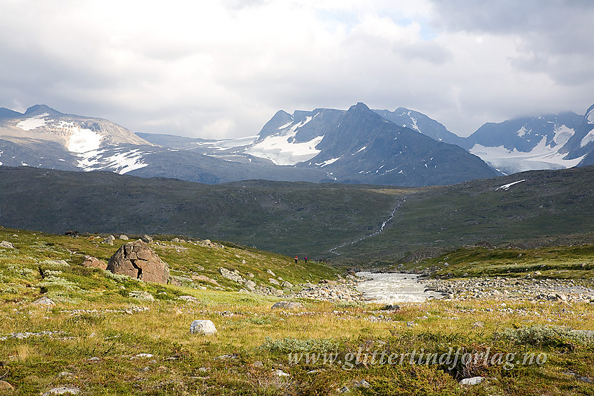 Ved stien mot Surtningssue gjennom Memurudalen med Skarvflytindane sentralt i bakgrunnen.