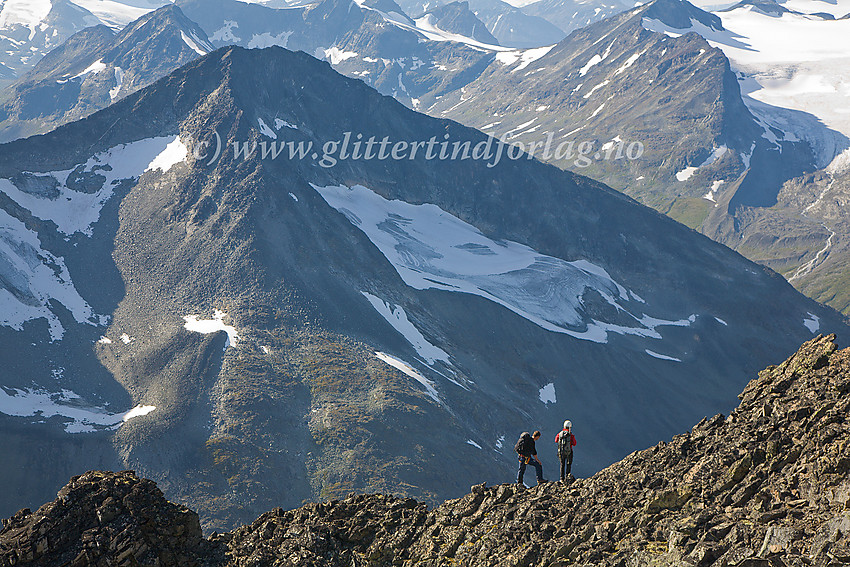 To tinderanglere i profil på Hellstuguryggen en sommerettermiddag. I bakgrunnen ruver Store Urdadalstinden (2116 moh.)