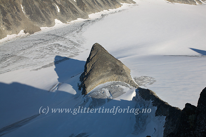 Utsikt fra Midtre Hellstugutinden ned på Søre Hellstugubreahesten (2120 moh.). NVE-hytta like innenfor toppen kan også skimtes.